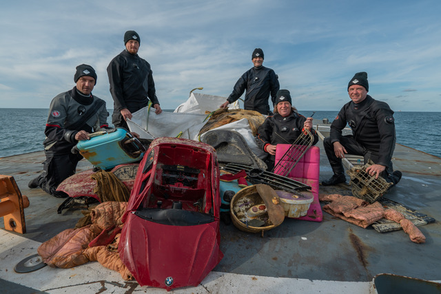 Sport divers as waste collectors